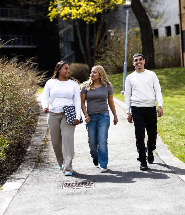 Tre elever på promenad utanför skolan