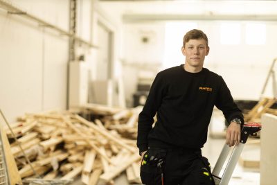 Elev med yrkeskläder kollar in i kameran
