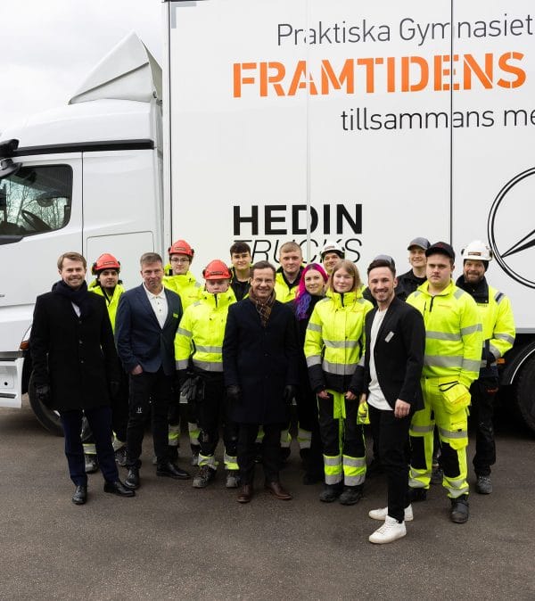 En gruppbild med Praktiskas elever, rektor och Statsministern.