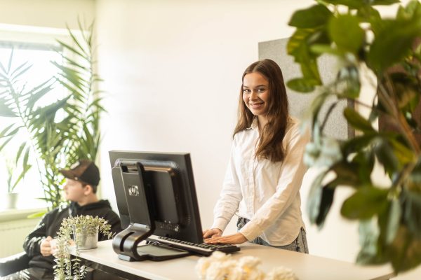 Elev som står i en reception på Praktiska Gymnasiet Gävle