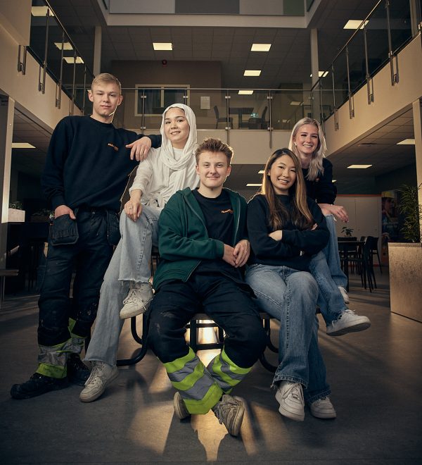 Fem elever på Praktiska Gymnasiet.