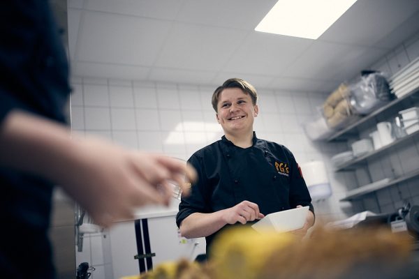 Elev på Praktiska som läser till Kock och lagar mat