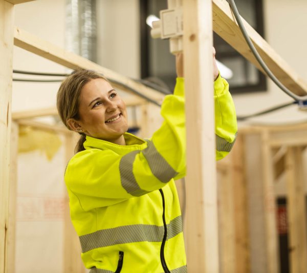 Elektrikerelev som arbetar i verkstaden.
