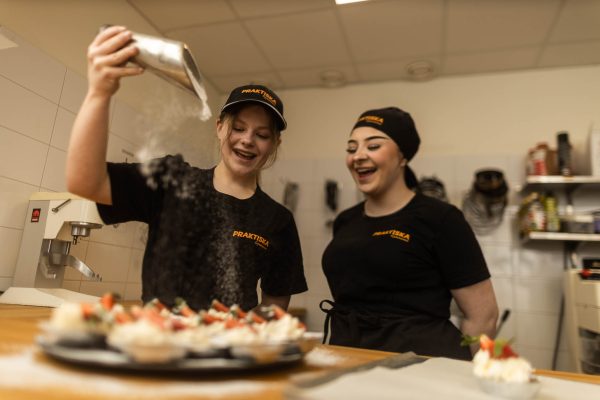 Elever på Praktiska Gymnasiet Jönköping som bakar