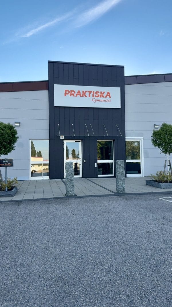 Praktiska Gymnasiets entré