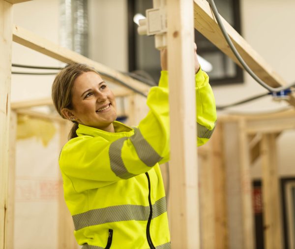Elektrikerelev som arbetar i verkstaden.