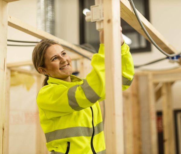 Elektrikerelev som arbetar i verkstaden.