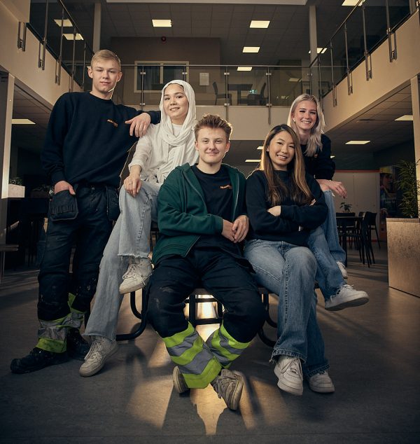 Fem elever på Praktiska.