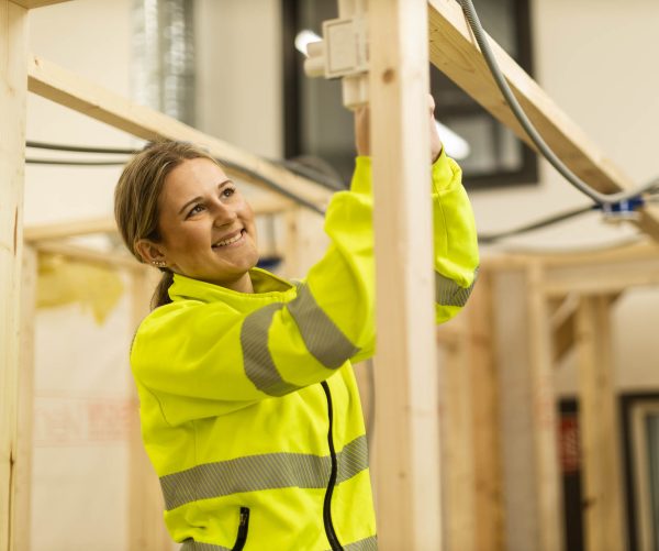 Elektrikerelev som arbetar i verkstaden.