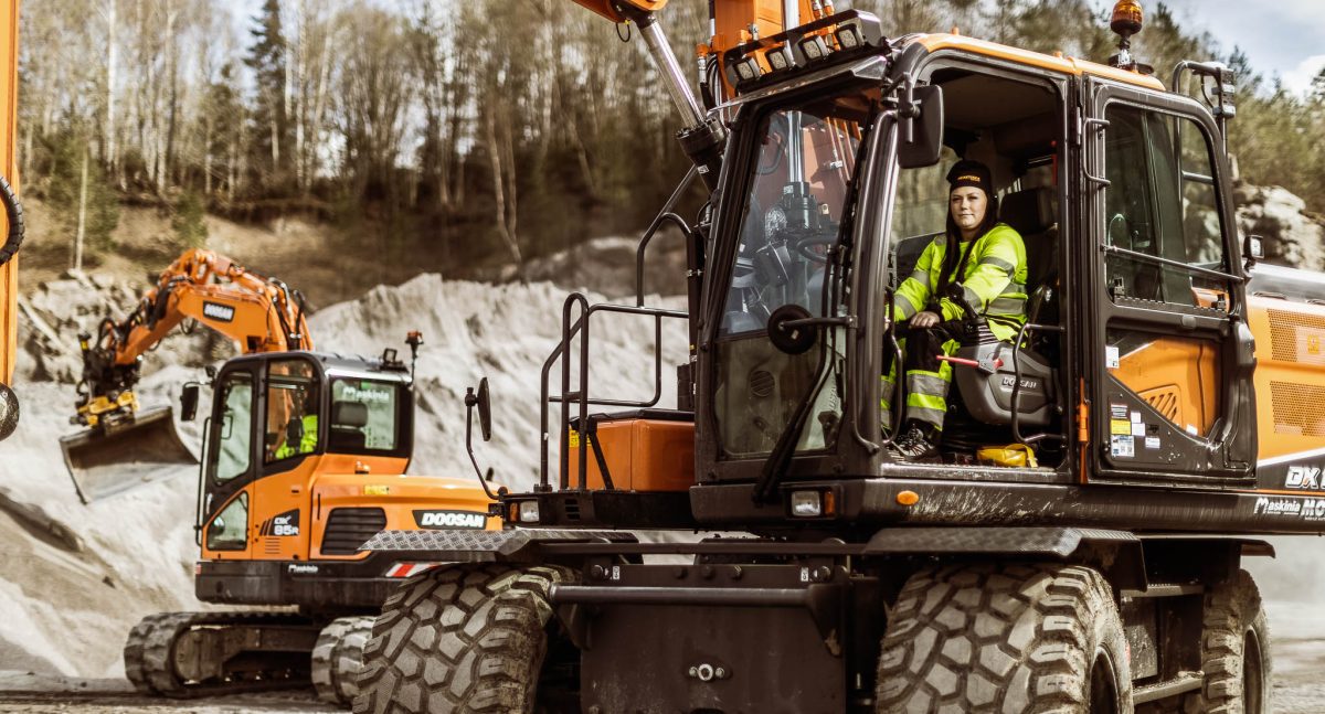 Elev på Praktiska Linköping som arbetar i en grävmaskin