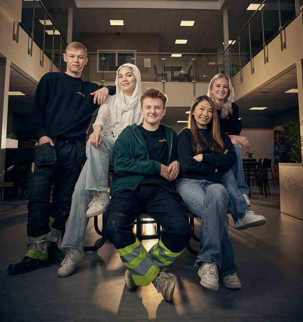 Fem elever på Praktiska.