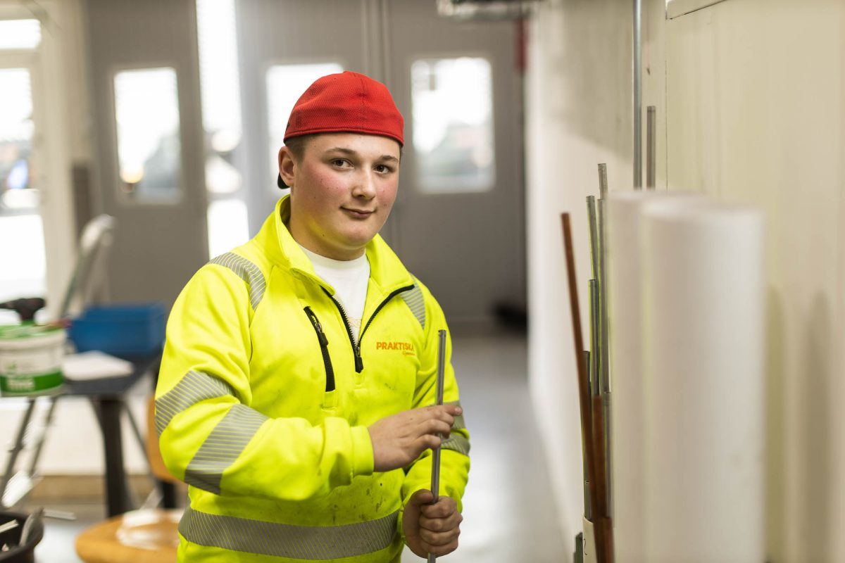 Elev med arbetskläder i en verkstad