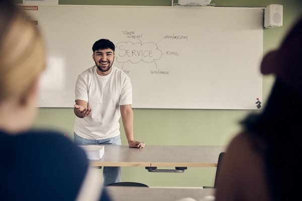 Elev som presenterar ett arbete för klassen.