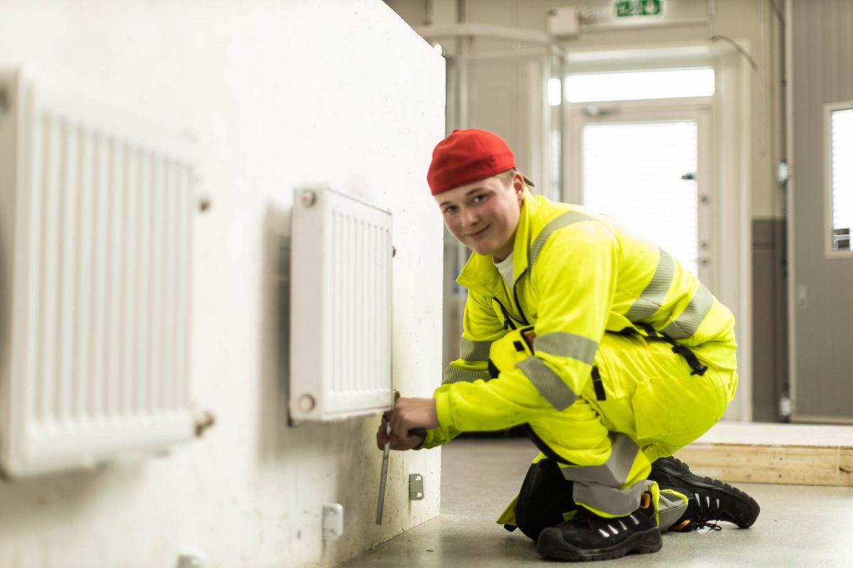 Elev som läser VVS installerar element