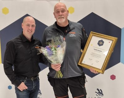 Rektor Peter Varma tillsammans med vinnaren Patrik Svensson, VVS lärare på Praktiska Norrköping.