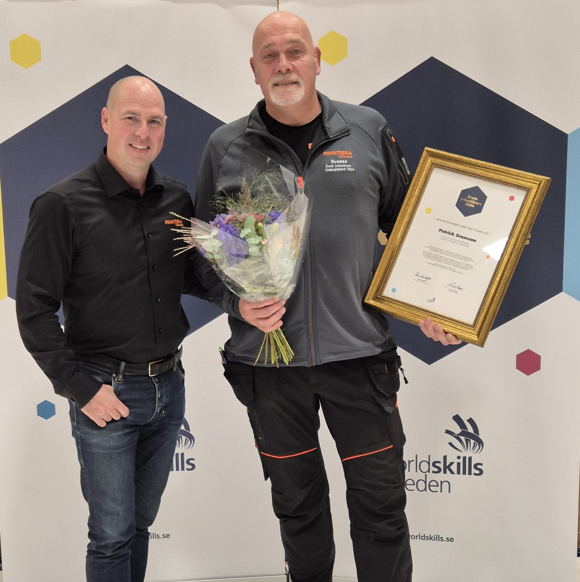 Rektor Peter Varma tillsammans med vinnaren Patrik Svensson, VVS lärare på Praktiska Norrköping.