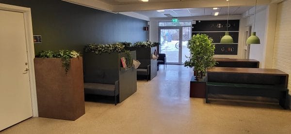 Skollokal med sittplatser.