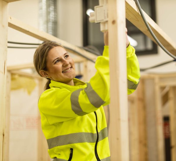 Elev som installerar nytt eluttag i verkstaden på skolan.