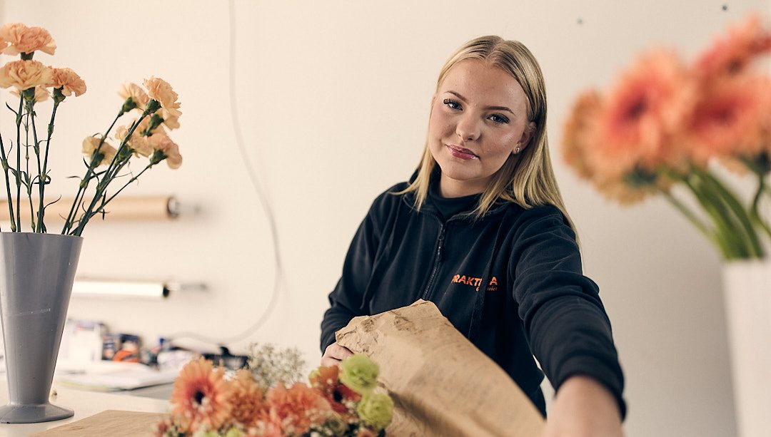 Elev med blombukett.