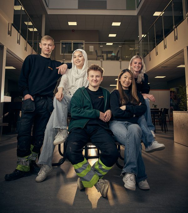 Fem elever på Praktiska.