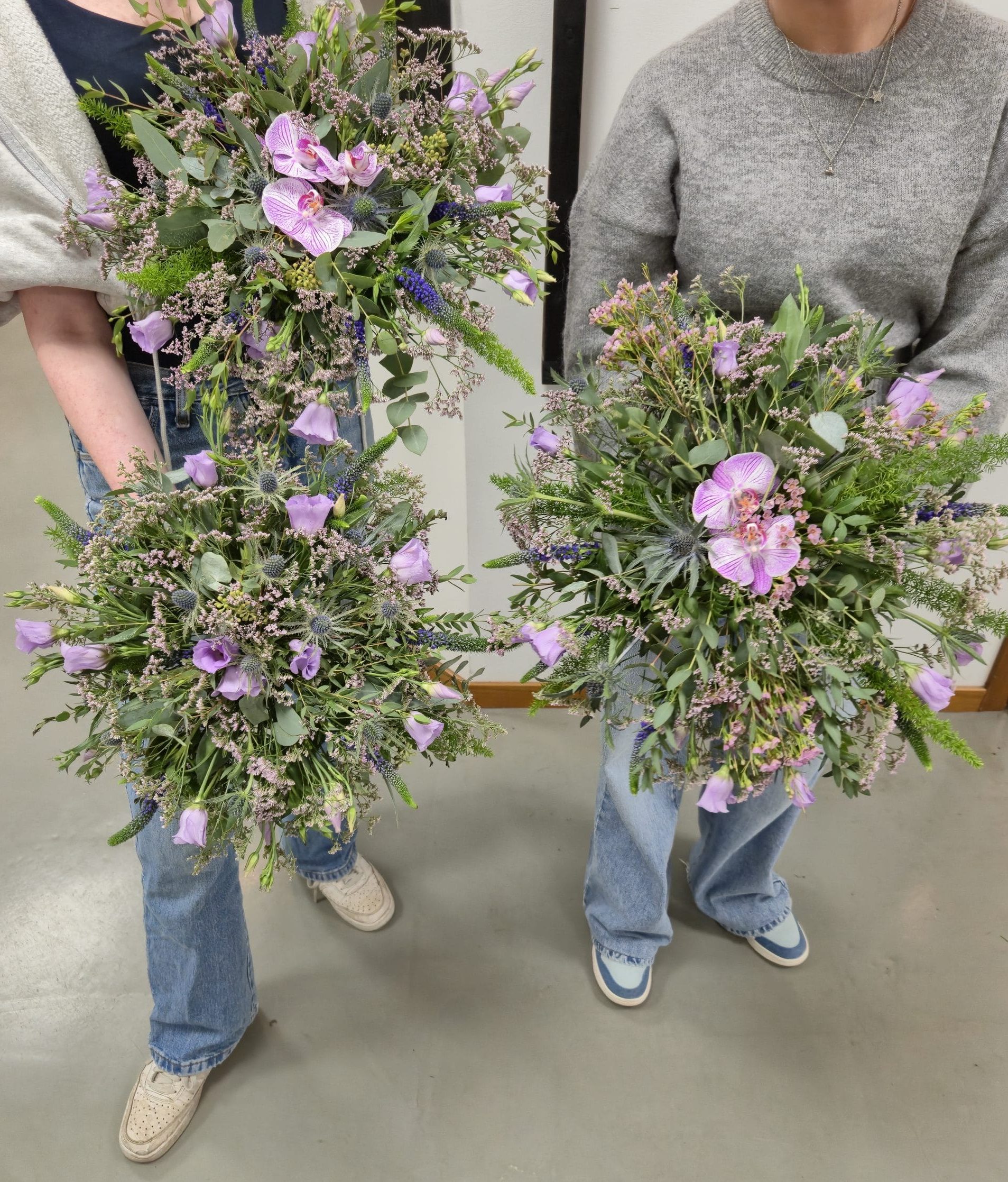 Elever som håller i blomsterarrangemang