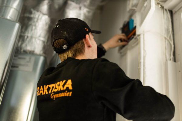 Elev på Praktiska som arbetar på sin APL-plats
