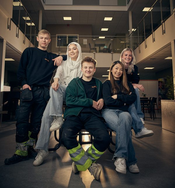 Fem elever på Praktiska Gymnasiet.